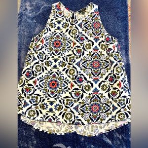 Beautiful sleeveless swing top.